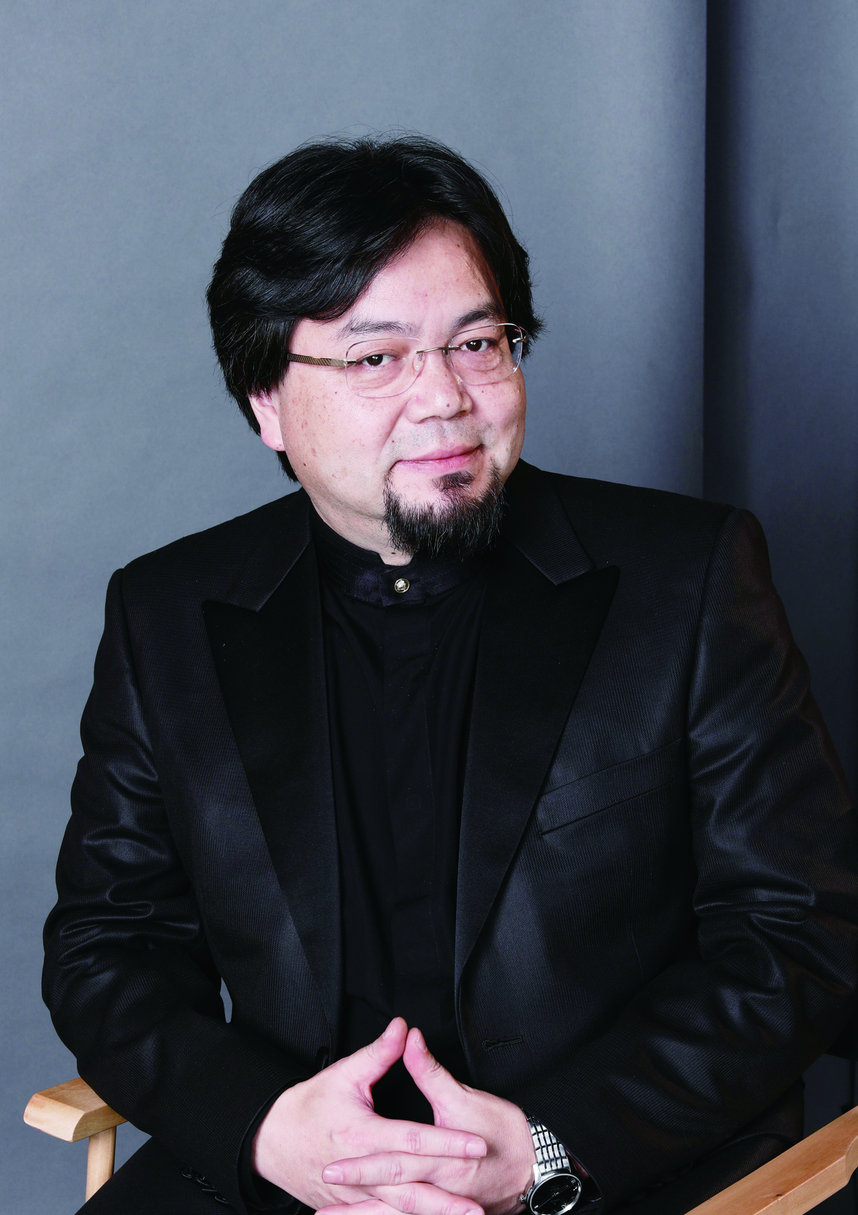 把人性光辉镌刻在历史的巨石上