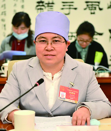全国人大代表,来自宁夏红寺堡区的"拇指"作家马慧娟今年的议案是